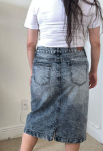 Load image into Gallery viewer, Ann Snow Wash Denim Skirt
